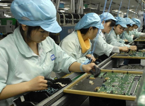 彎腰撿證,是對生活負(fù)責(zé)任的態(tài)度,但工時廉價并不代表尊嚴(yán)廉價